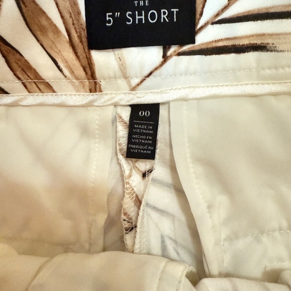 White House Black Market Tropical Print Women Shorts 5” - Picture 4 of 5